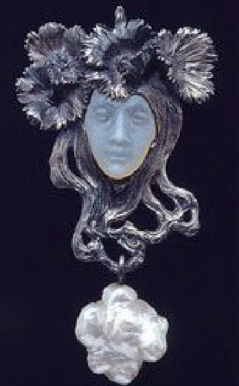 Colgante "Rostro femenino", René Lalique vídrio, plata, oro y perla barroca