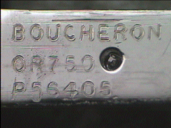 Grabado de marca y referencia de Boucheron en la lengua de un cierre de pulsera.