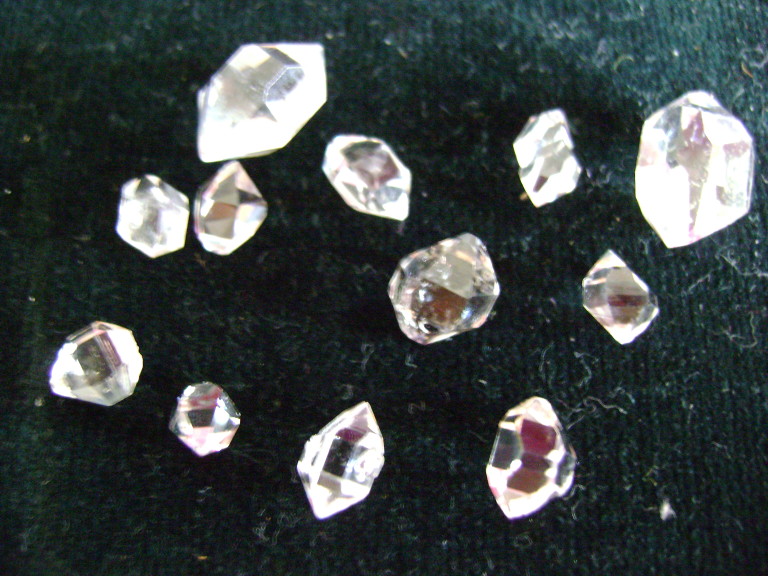 "Diamantes de Tucson", nombre comercial equívoco de cristales de cuarzo "cristal de roca"