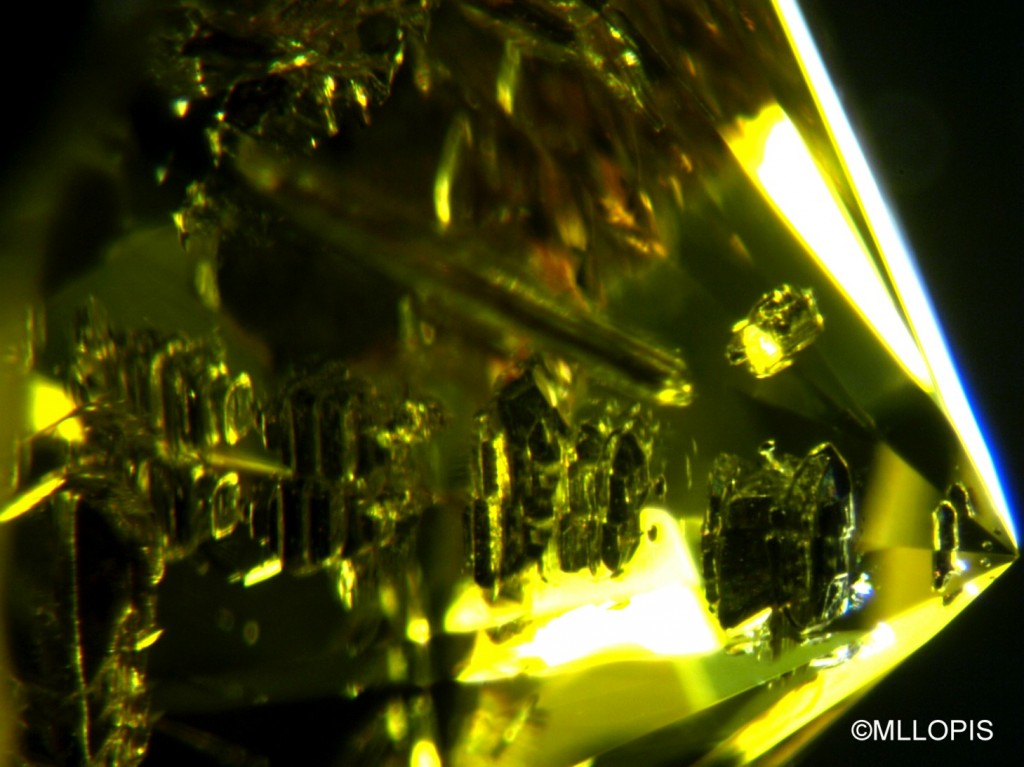 Inclusiones metalicas en un diamante sintetico amarillo