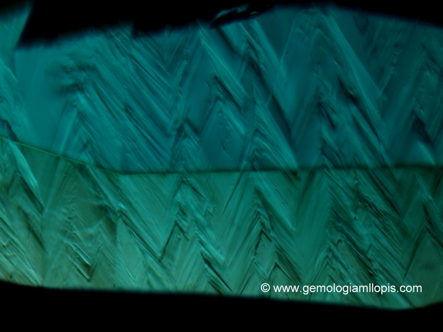 Patrón "dientes de perro" en una esmeralda sintética hidrotermal