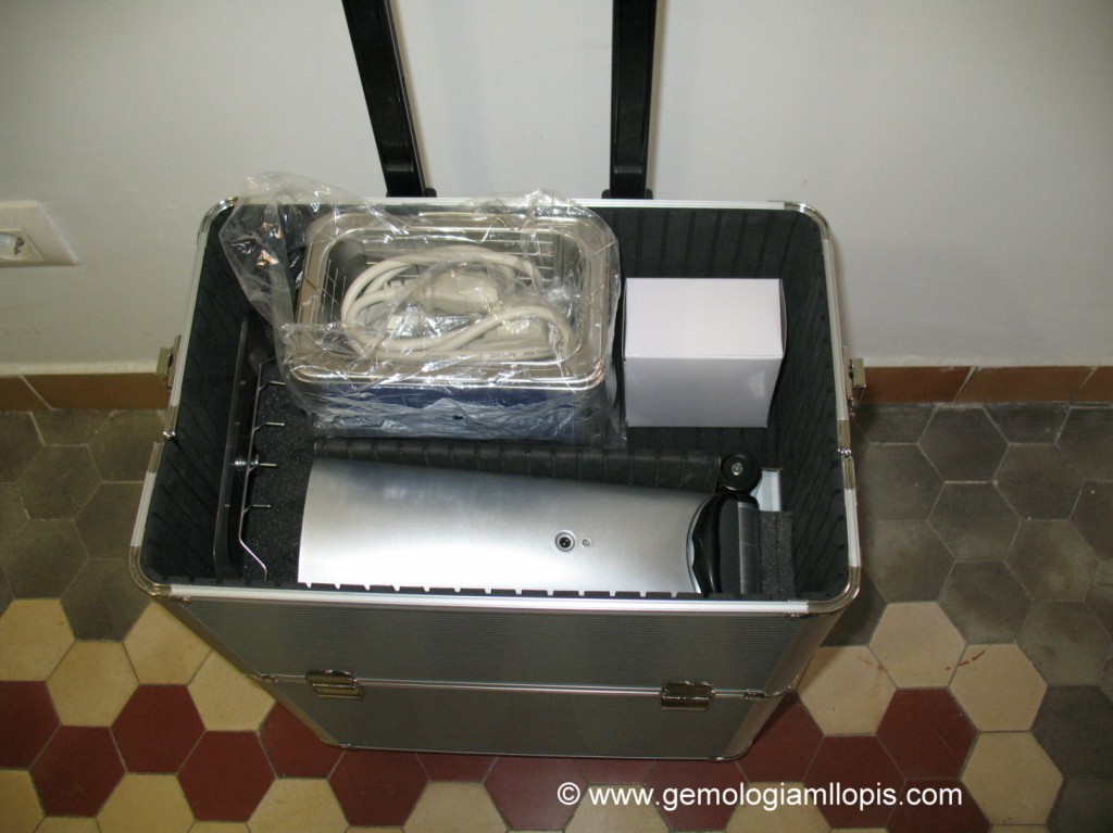 Parte inferior de la maleta con el microscopio, lampara y ultrasonidos