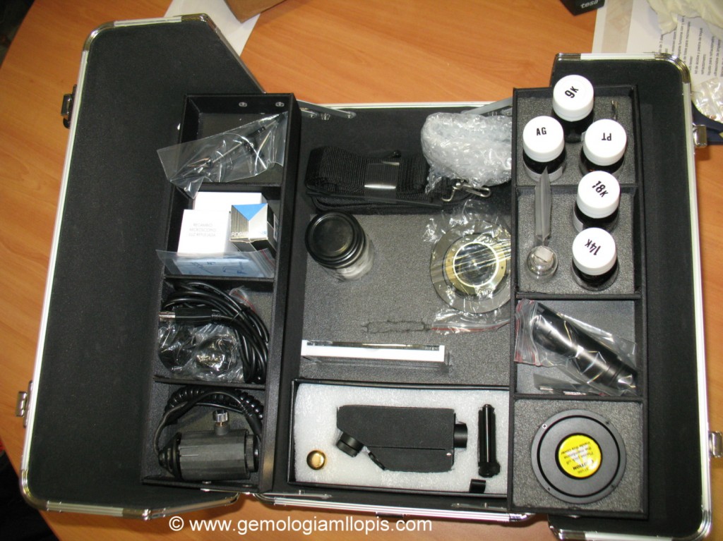 Parte superior de la maleta con cámaras, refractómetro, ácidos  etc. 