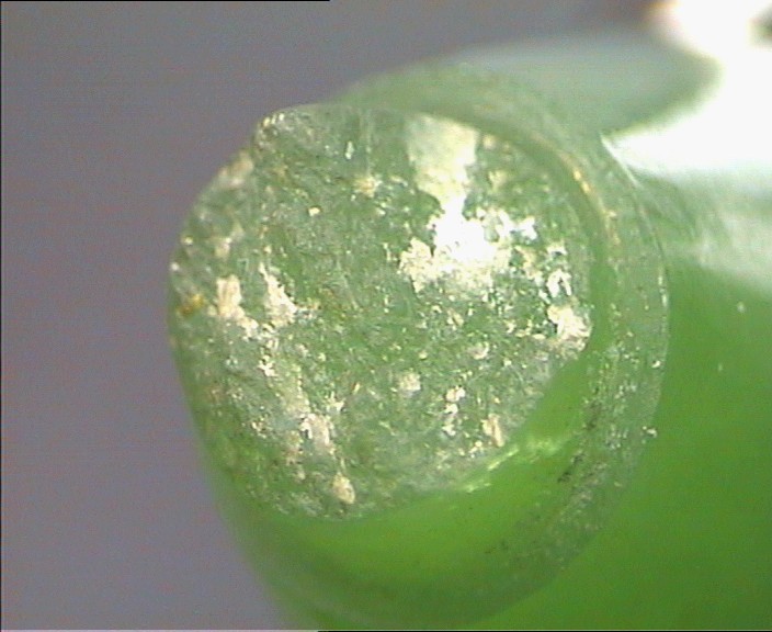 La misma fractura del jade nefrita anterior desde otra perspectiva. Luz reflejada, 25X.