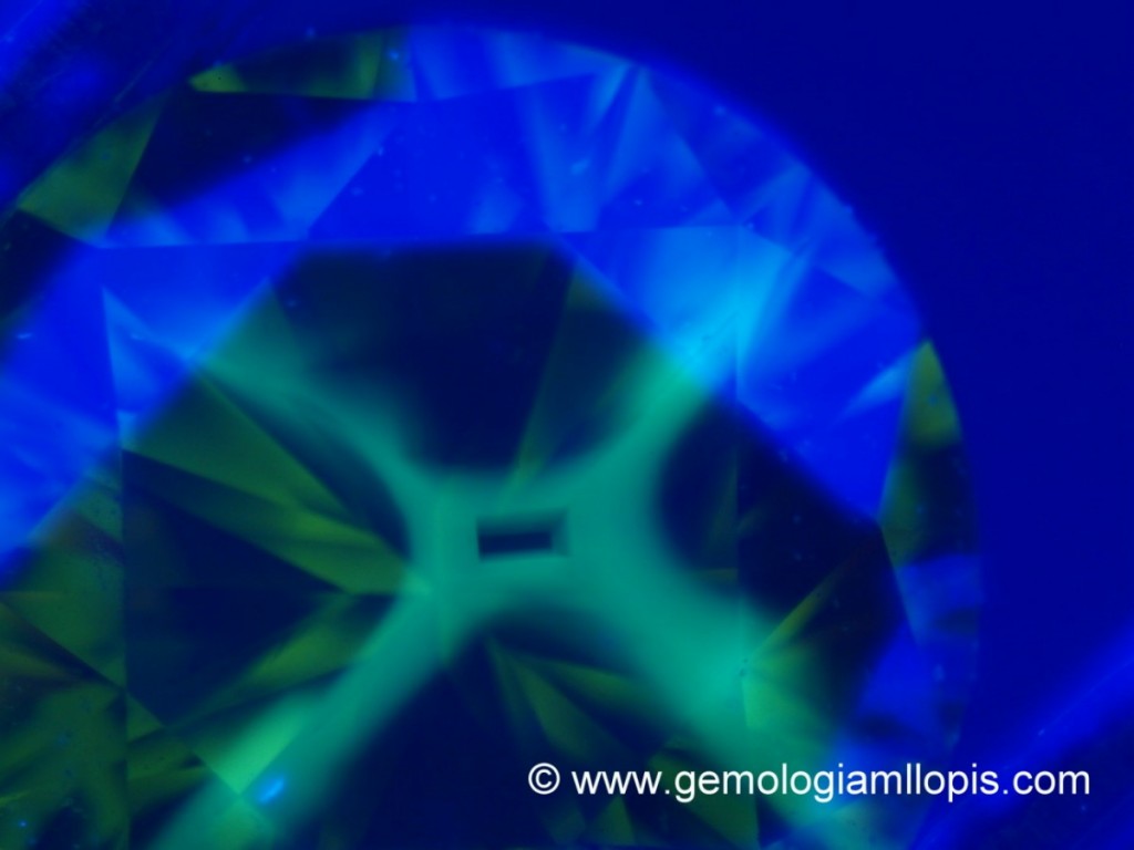 Fluorescencia de un diamante sintético
