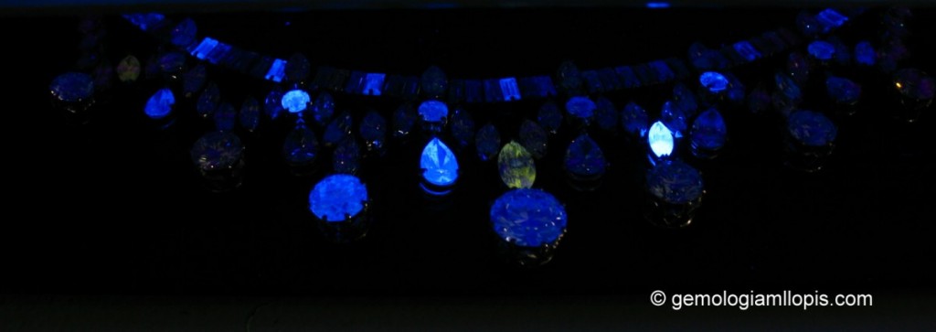 Fluorescencia del collar de diamantes