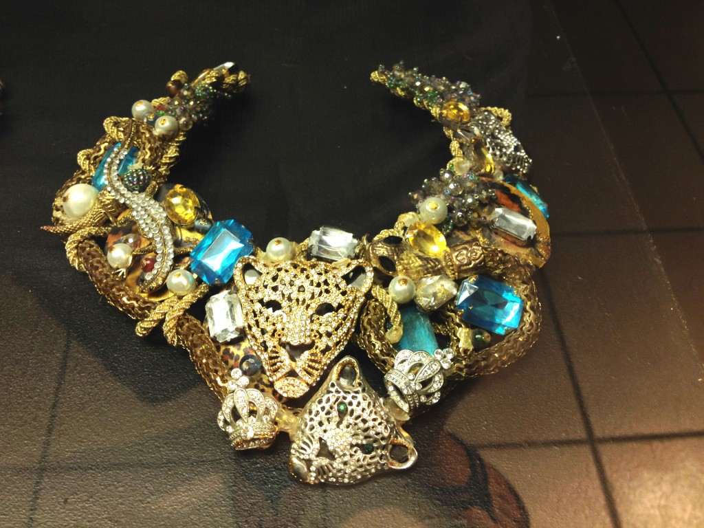 Collar con piedras de imitación, cabezas de tigre, serpientes, coronas y sapos