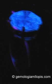 Sortija un diamante que presenta fluorescencia con luz ultravioleta