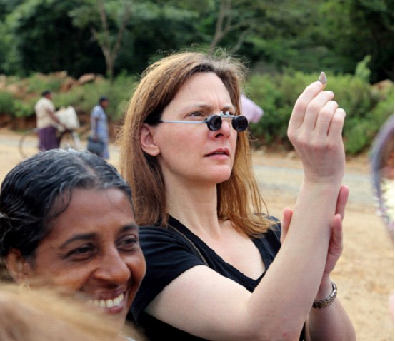 Lisa Elser en Sri Lanka comprando gemas