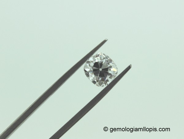 Ejemplo de un diamante con talla antigua que conviene retallar