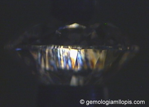 Tensiones que siguen un esquema columnar entre polarizadores cruzados de un diamante sintético CVD.