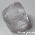 Octaedro de 21 carats hecho con zafiro incoloro para imitar a un diamante en bruto, otro fraude