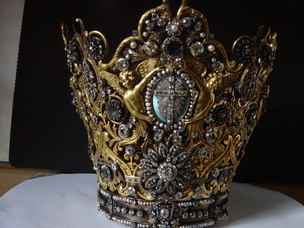Corona de la Virgen de los Desamparados, antes de la restauración