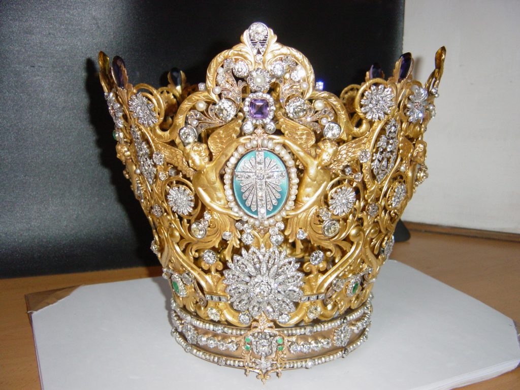 Corona de la Virgen de los Desamparados después de la restauración.